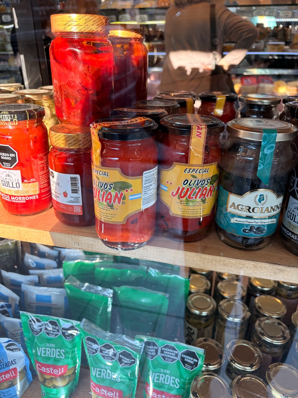 Etiquetas Olivos Julián aplicadas en frascos de aceitunas y conservas