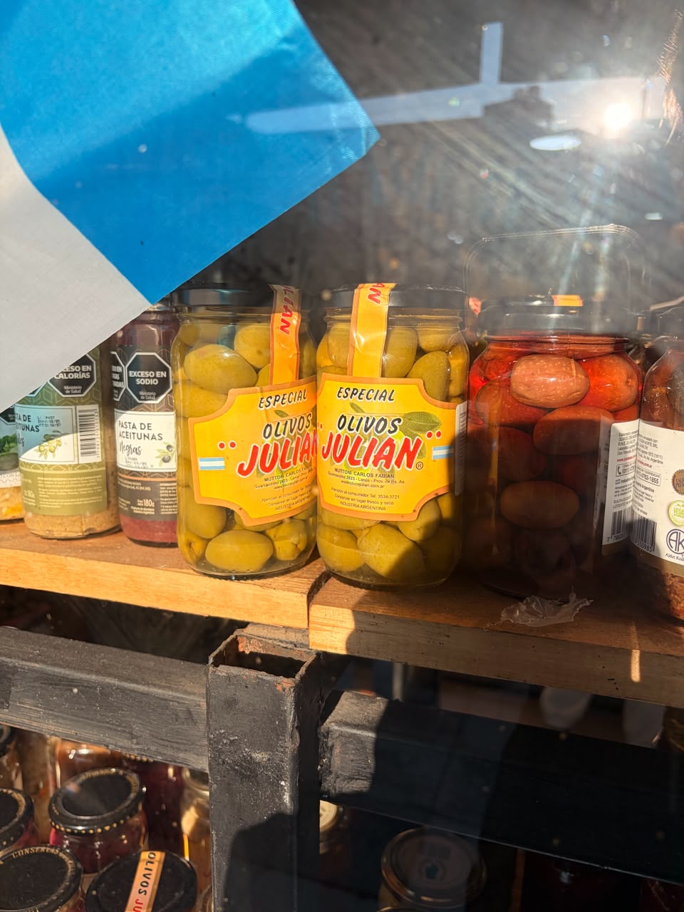 Etiquetas Olivos Julián aplicadas en frascos de aceitunas y pickles