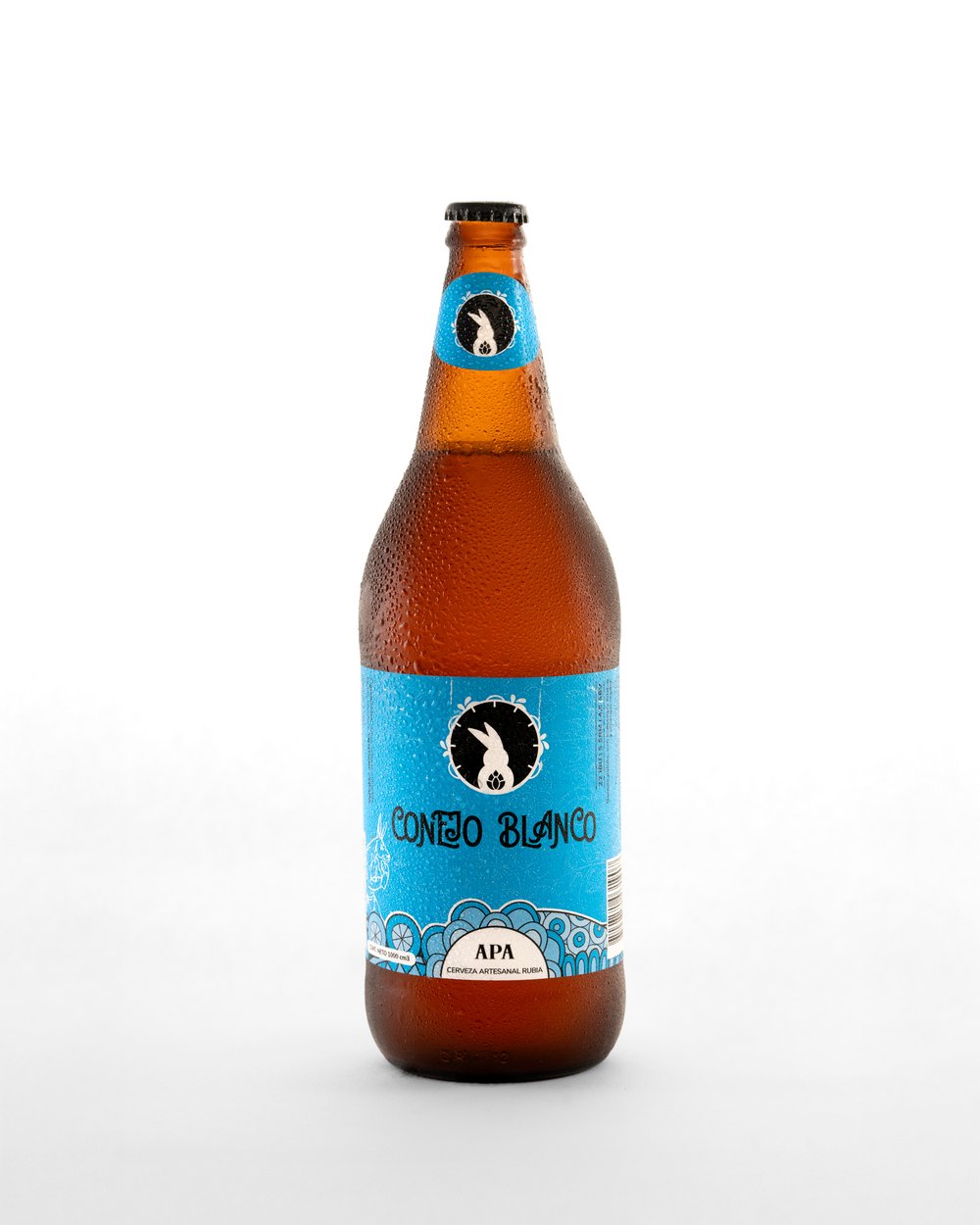 Etiqueta autoadhesiva a color aplicada en cerveza artesanal Conejo Blanco APA