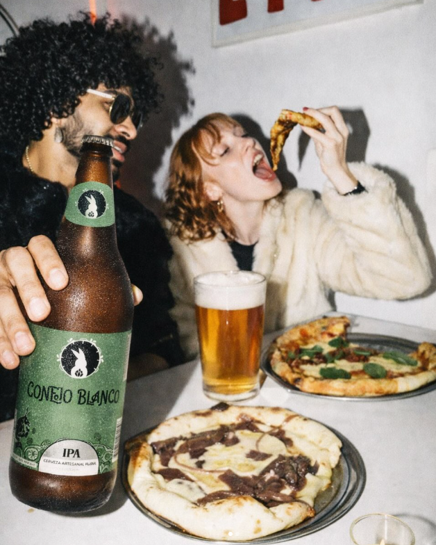 Etiqueta autoadhesiva aplicada en botella