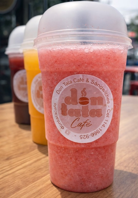 Etiqueta autoadhesiva aplicada en vaso plástico