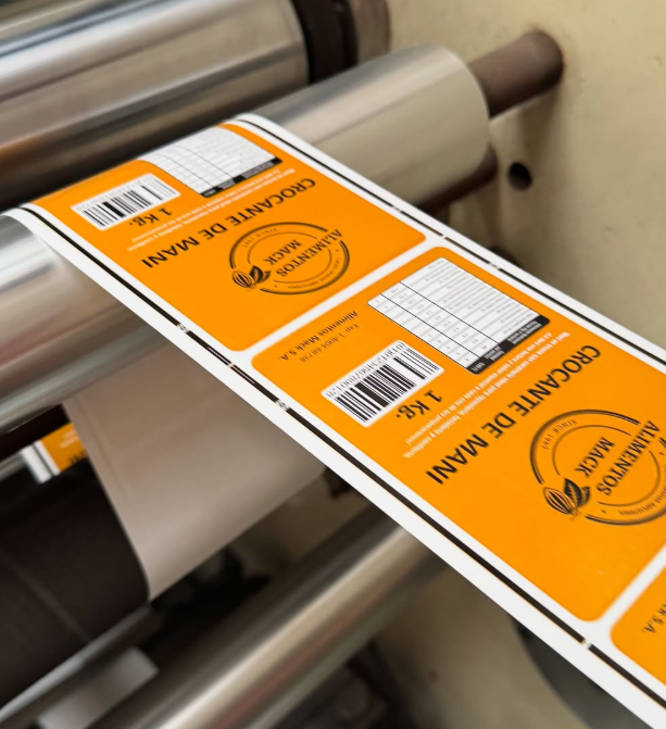 Máquina de impresión de etiquetas autoadhesivas en el taller de Rotolan, Lanús